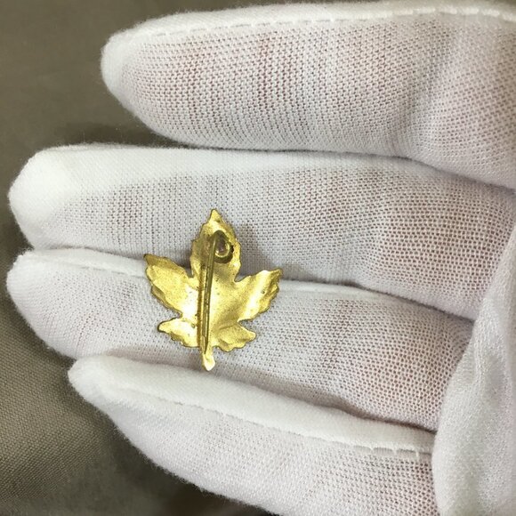Vintage Tiny Gold Tone Canada Maple Leaf Stick Pin Brooch - Picture 2 of 3
